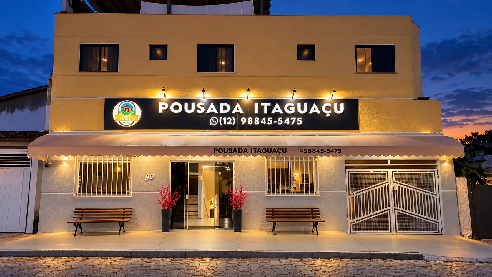 Fachada da Pousada Itaguaçu iluminada ao anoitecer